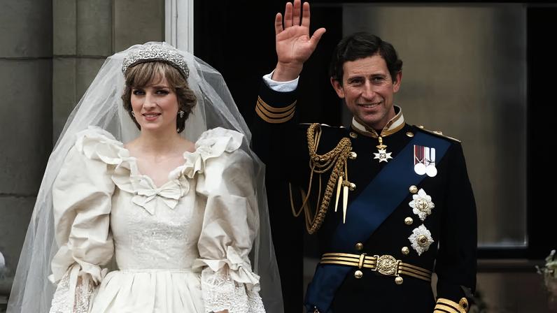 Diana e Charles na sacada do Palácio de Buckingham logo depois de se casarem em 29 de julho de 1981