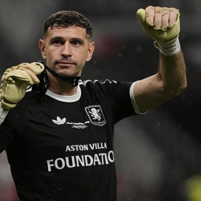 Dibu Martínez presenteia ex-Grêmio com medalha após Liga Europa