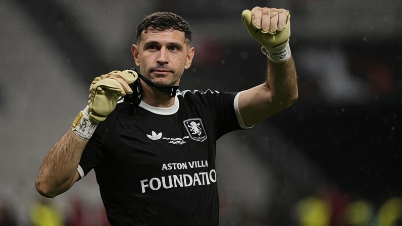 Dibu Martínez comemora a conquista da Europa League