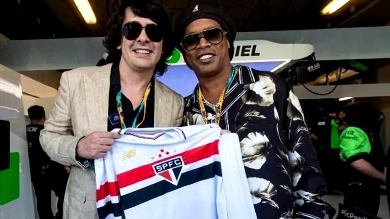 Diego Fernandes e Ronaldinho Gaúcho posam para foto com a camisa do São Paulo