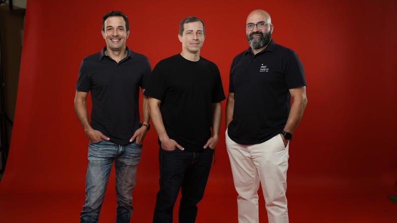 Breno Oliveira, Daniel Borroto e Julio de la Guardia, da Digiteam: expansão de 30% em 2026 (Divulgação/Divulgação)