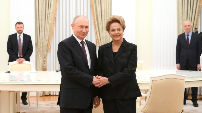 Imagem colorida mostra Vladimir Putin e Dilma Rousseff - Metrópoles