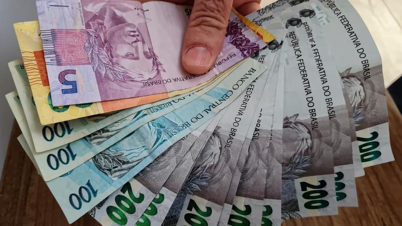 Dinheiro, real, economia, salário mínimo, pagamento, PIB, reais, auxílio, notas, dívidas, contas, endividamento — Foto: Natalia Filippin/G1