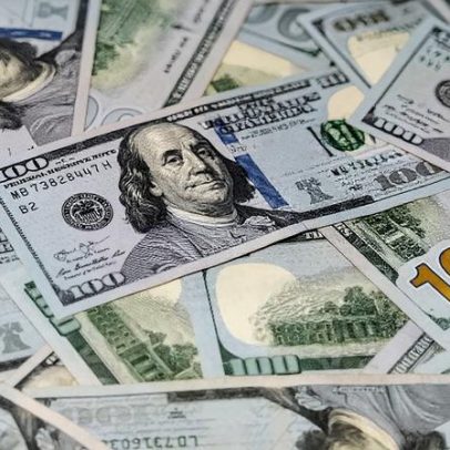Dólar sobe para R$ 4,92; petróleo cai quase 8% e bolsa opera em alta