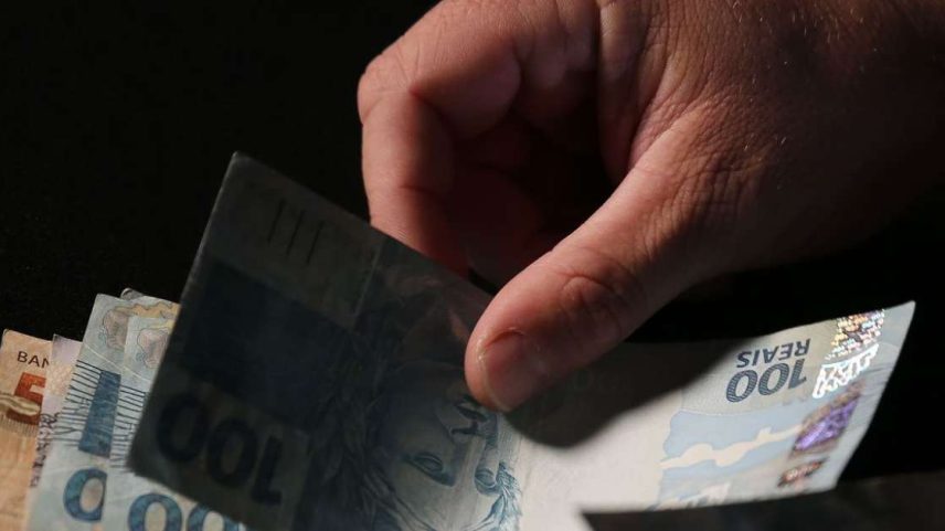 De acordo com o Serasa, 38% dos brasileiros com dívidas bancárias apontam desemprego ou perda de renda como a principal causa da inadimplência