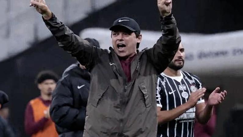 Diniz comemorou bastante a vitória do Corinthians no clássico com o São Paulo