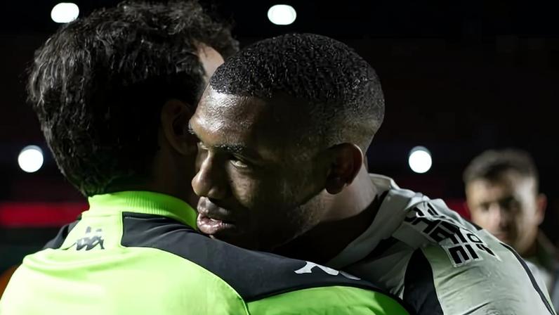 Diniz e Rayan comemoram vitória do Vasco