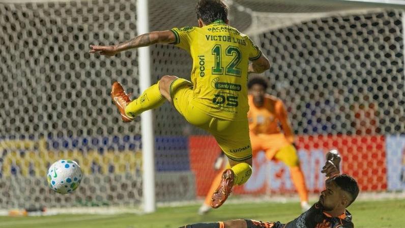 Dividida entre Raniele e Victor Luis durante Mirassol e Corinthians