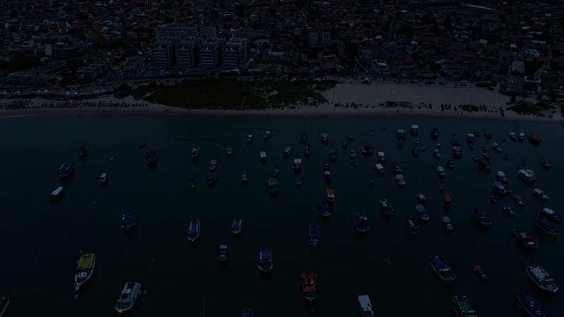 Arraial do Cabo (RJ), 13/04/2026 – Vista de embarcações de passeios turísticos atracadas na Praia dos Anjos, em Arraial do Cabo. Foto: Fernando Frazão/Agência Brasil