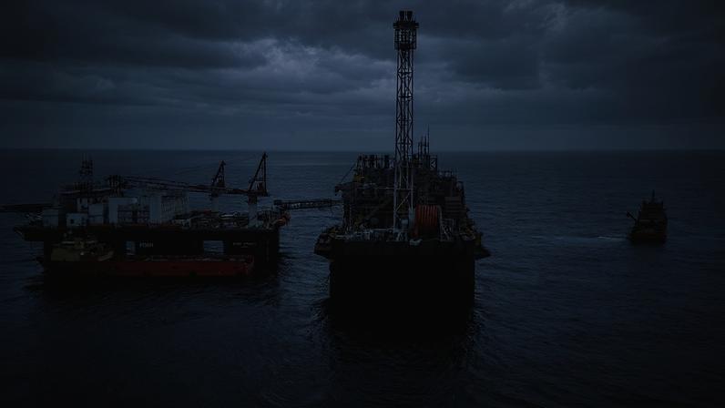 28/05/2026 - Pré-sal da Bacia de Santos -Esta é a P-67, uma unidade gigante do tipo FPSO (sistema flutuante de produção, armazenamento e transferência) que opera no pré-sal da Bacia de Santos. Com impressionantes 353 mil toneladas, 288 metros de comprimento, 54 metros de largura e 31 metros de altura, essa estrutura colossal tem capacidade para processar diariamente até 150 mil barris de petróleo e comprimir até 6 milhões de m³ de gás natural. Mostrar o cotidiano, a segurança e a dedicação dos profissionais que trabalham embarcados nessa superestrutura é uma forma de valorizar quem constrói a nossa história todos os dias. Como parte ativa do Programa Pró-Equidade de Gênero e Raça, a Petrobras reafirma o compromisso de construir um ambiente de trabalho mais inclusivo e representativo, quebrando barreiras históricas no setor offshore e impulsionando a equidade tanto em terra quanto mar afora. Foto: Rafa Neddermeyer/Agência Brasil
