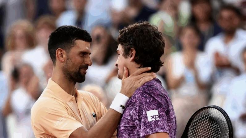 João Fonseca (dir.) é o número 28 do ranking mundial; Djokovic (esq.) é o 4º