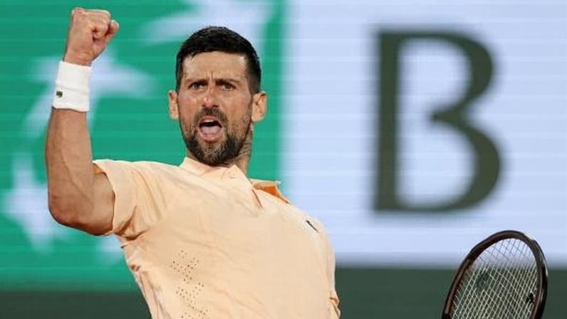 Djokovic comemora vitória contra Valentin Royer em Roland Garros