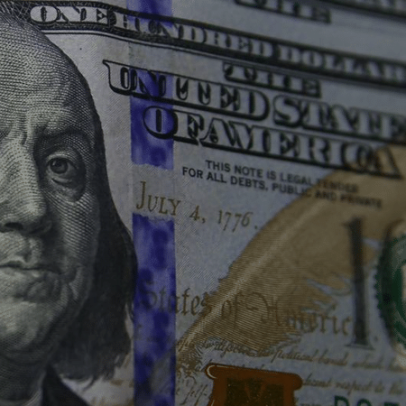 Dólar cai para R$ 5,04 após prévia do PIB e política