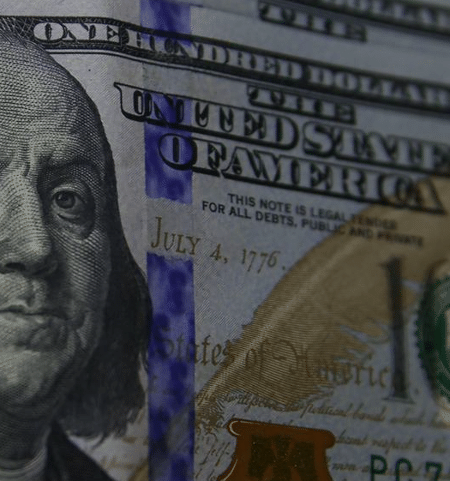 Dólar abre a semana influenciado por prévia do PIB do Banco Central