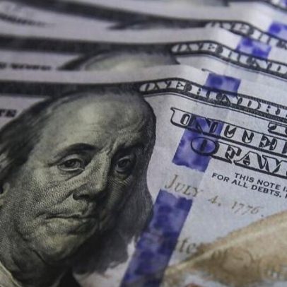 Dólar abre em alta a R$ 5,03, influenciado por petróleo e política