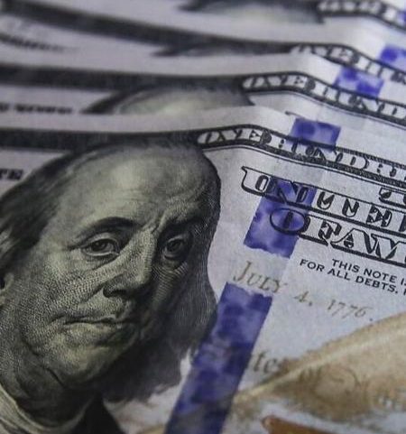 Dólar voltou a ser negociado acima de R$ 5 após alta na quarta-feira, depois que Intercept revelou conversas entre senador Flávio Bolsonaro (PL-RJ), presidenciável da oposição, e ex-banqueiro e investigado por crimes financeiros do Banco Master liquidado, Daniel Vorcaro