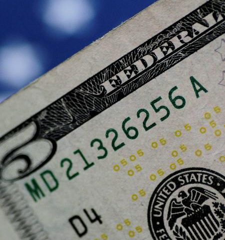 Dólar volta a ser negociado a R$ 5 após queda de 1,4% ontem