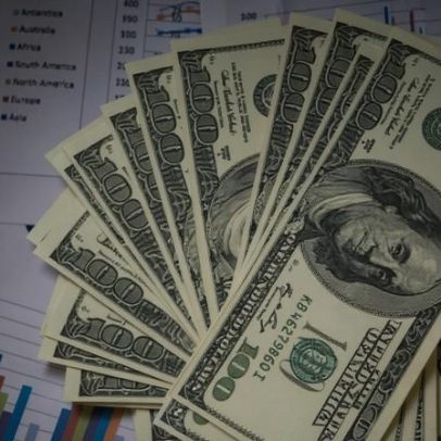 Dólar abre em alta, a R$ 5,02, com guerra e mudanças no Fed no radar