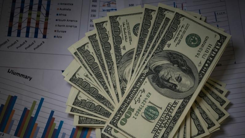 No mercado de câmbio no Brasil, o dólar oscilou entre R$ 5,07 e R$ 4,98 nesta semana