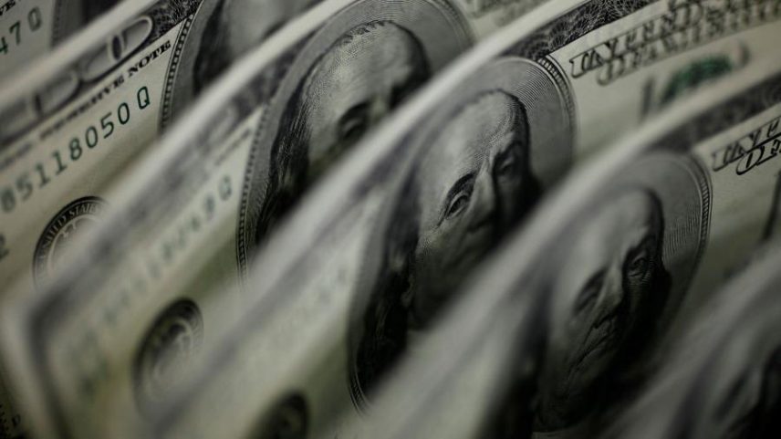Dólar retoma negócios em maio apór fechar abril na menor cotação em 2 anos