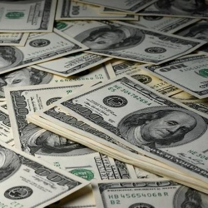 Dólar cai para R$ 4,98 com venda de dólares; Bolsa avança