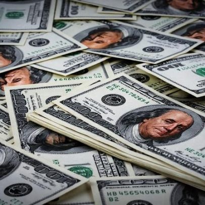 Dólar sobe para R$ 5,04 e Bolsa cai com petróleo, PIB e Trump