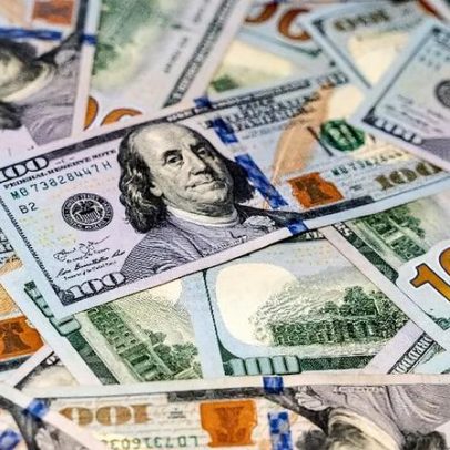 Dólar cai para R$ 4,89 e bolsa recua com incertezas sobre a guerra