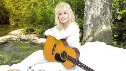 Dolly Parton recebe prêmio do governo dos EUA por promover a paz