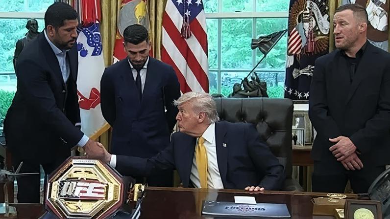Donald Trump cumprimentando Alex Poatan Pereira, lutador brasileiro, no salão oval