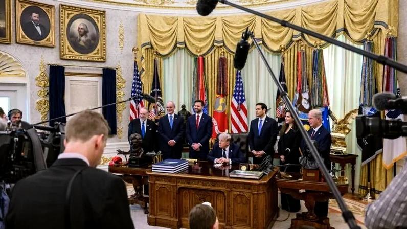 Articulista afirma que atitude da mídia com Trump é uma força deseducadora que torna a visão da violência uma via de convívio do poder com o cidadão; na imagem, Donald Trump cercado por jornalistas no Salão Oval da Casa Branca