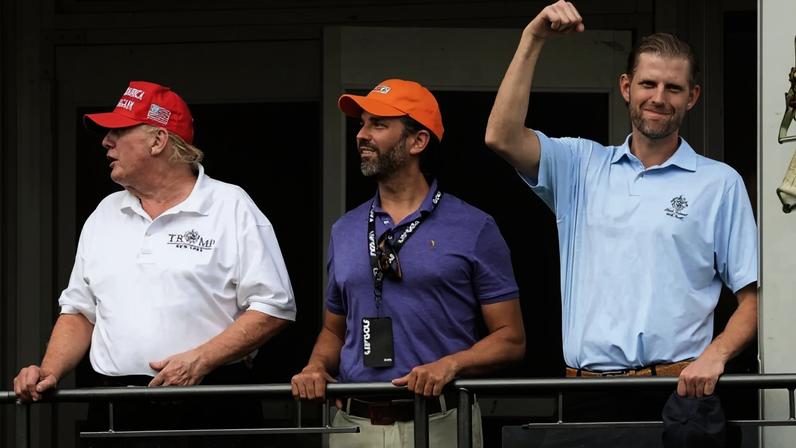 Donald Trump com os filhos Eric e Donald Jr. (Foto: Decrypt/Shutterstock)
