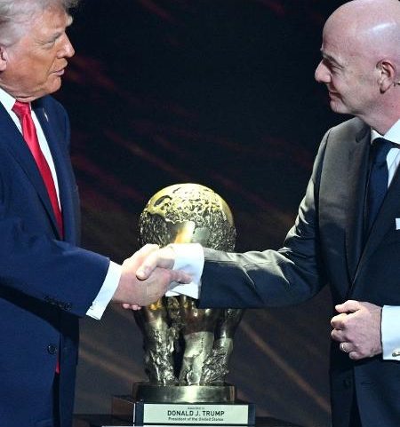 Donald Trump recebe prêmio da paz da Fifa durante sorteio da Copa do Mundo de 2026