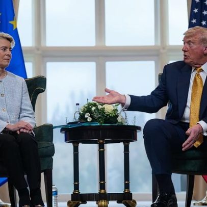 UE fecha acordo comercial provisório com EUA sob pressão de Trump