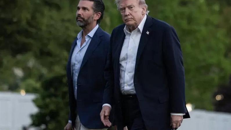 Donald Trump acompanhado do filho mais velho, Trump Jr.