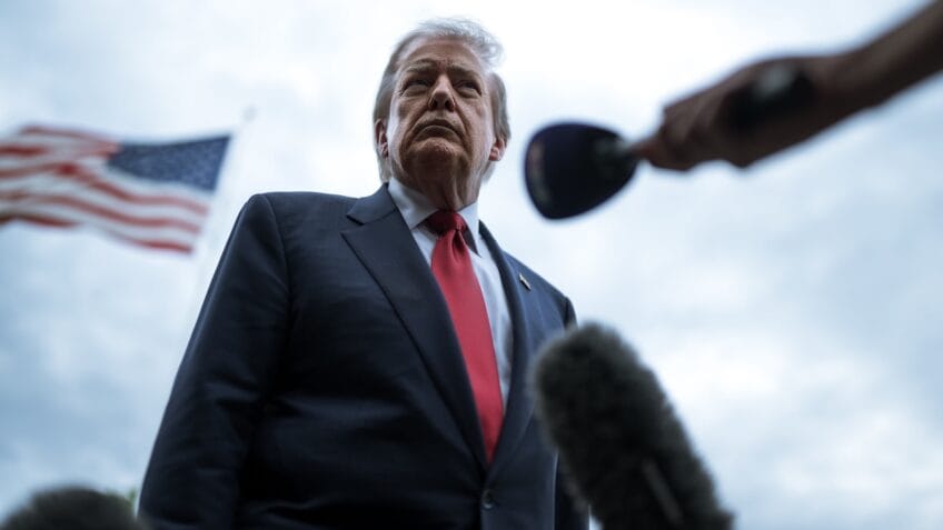 O presidente dos Estados Unidos, Donald Trump, agora defende a ideia de que as empresas precisam submeter seus modelos de IA a um comitê para aferir riscos de várias ordens; na imagem, Trump em entrevista a jornalistas em frente à Casa Branca