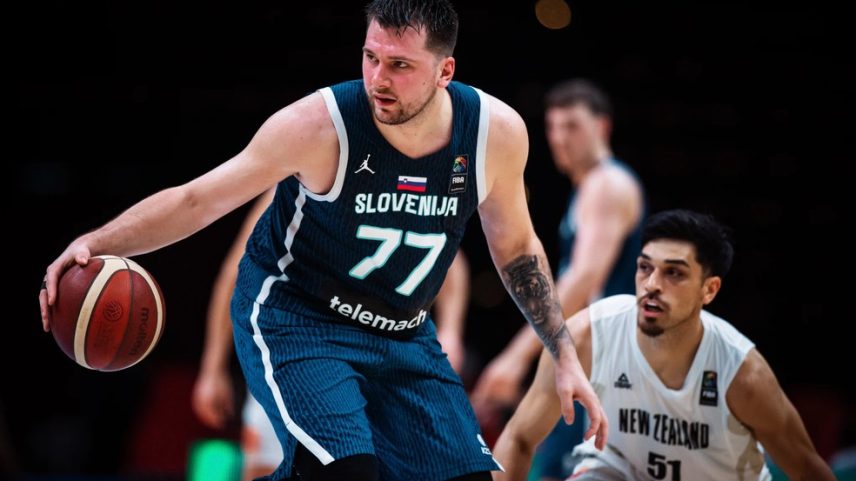 Luka Doncic em ação pela Eslovênia, no Pré-Olímpico — Foto: Fiba