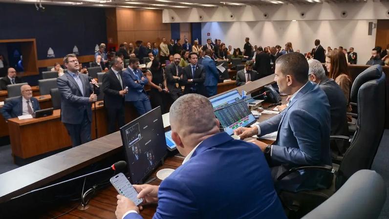 Douglas Ruas (PL) preside sessão na Alerj: anúncio de comissão para cortes de gastos