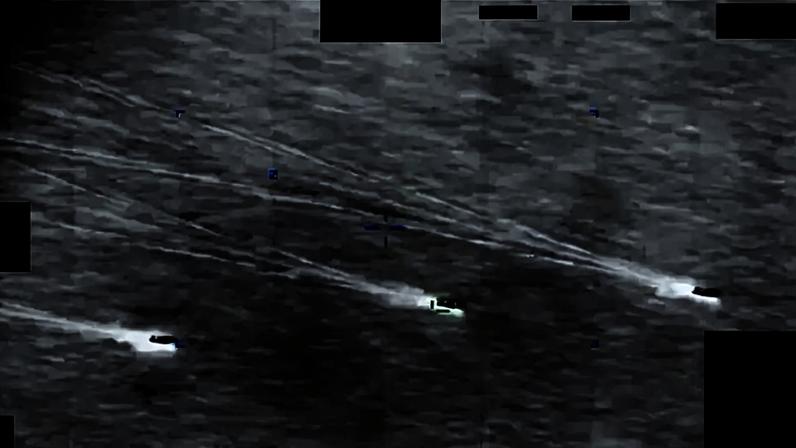 Imagens provavelmente obtidas por um sensor infravermelho a bordo de uma plataforma militar dos Estados Unidos operando na área de responsabilidade do Comando Central dos EUA em 2022. Um usuário enviou este vídeo para uma rede sigilosa em junho de 2024. — Foto: Departamento de Guerra dos EUA