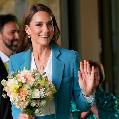 Kate Middleton usa terno na cor mais popular da temporada