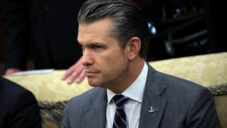 O secretário de Guerra dos EUA, Pete Hegseth: mobilização de militares no Caribe aumentam rumores de operação em Cuba (Foto: SAMUEL CORUM/EFE/EPA/POOL)