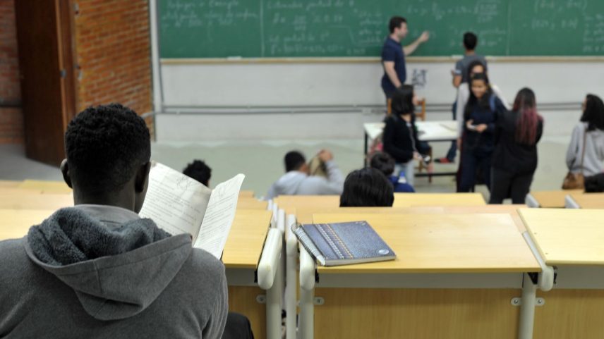 UnB foi a primeira universidade federal a adotar sistema de cotas raciais UnB reserva vagas para negros desde o vestibular de 2004 Percentual de negros com diploma cresceu quase quatro vezes desde 2000, segundo IBGE