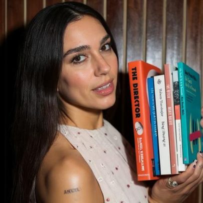 Dua Lipa cria clube do livro após conversa com detenta em prisão feminina
