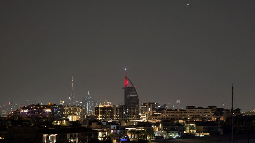 Um míssil sobrevoa a cidade de Dubai, nos Emirados Árabes Unidos; espaço aéreo do país vira rota para disparos entre Irã e Israel