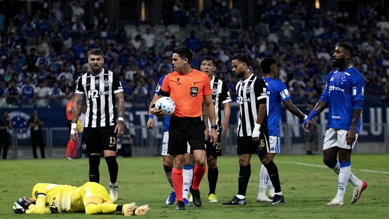 Jogo foi marcado por muito diálogo entre árbitro e atletas (Foto: Patricia Guedes/Onzex Press e Imagens/Folhapress)