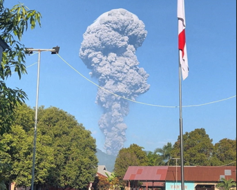 Pessoas observam a fumaça subir após a erupção do Monte Dukono, no Condado de Halmahera do Norte, em North Maluku, Indonésia, 8 de maio de 2026, nesta imagem retirada de um vídeo de mídia social. Jhon Frengki Manipa/via REUTERS. ESTA IMAGEM FOI FORNECIDA POR UM TERCEIRO. CRÉDITO OBRIGATÓRIO. PROIBIDA REVENDA. PROIBIDO ARQUIVAMENTO. TPX IMAGES OF THE DAY