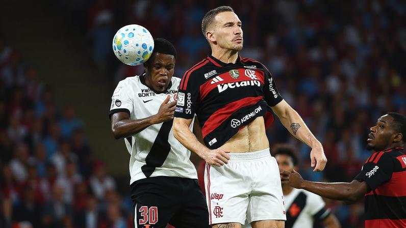 Robert Renan ganha no alto e marca gol de cabeça em Flamengo x Vasco — Foto: André Durão