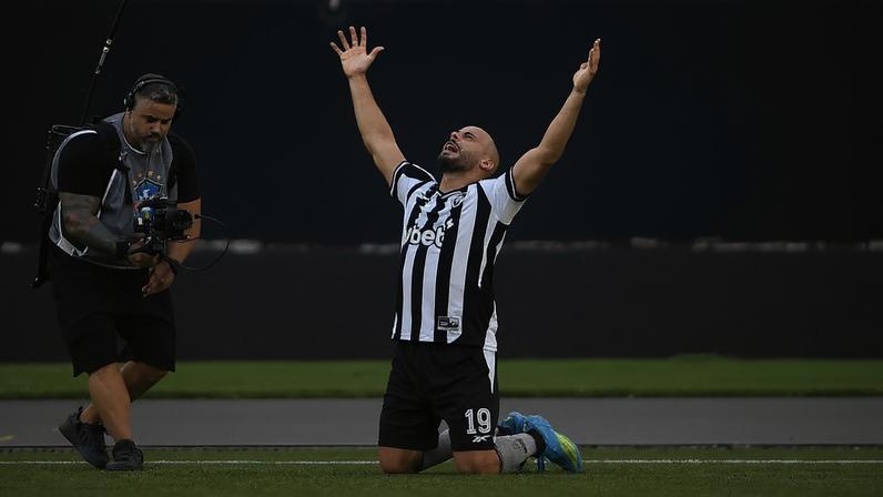 Arthur Cabral comemora o gol do Botafogo contra o Corinthians — Foto: André Durão