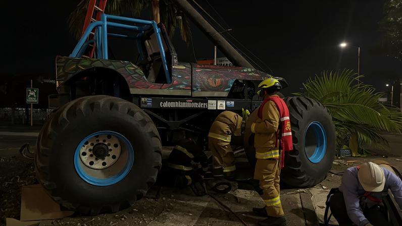 Bombeiros de Popayán inspecionando um caminhão do tipo "Monster Truck" que matou três pessoas e deixou dezenas de outras feridas em Popayán (Colômbia) (Foto: EFE/ Bombeiros Popayán)