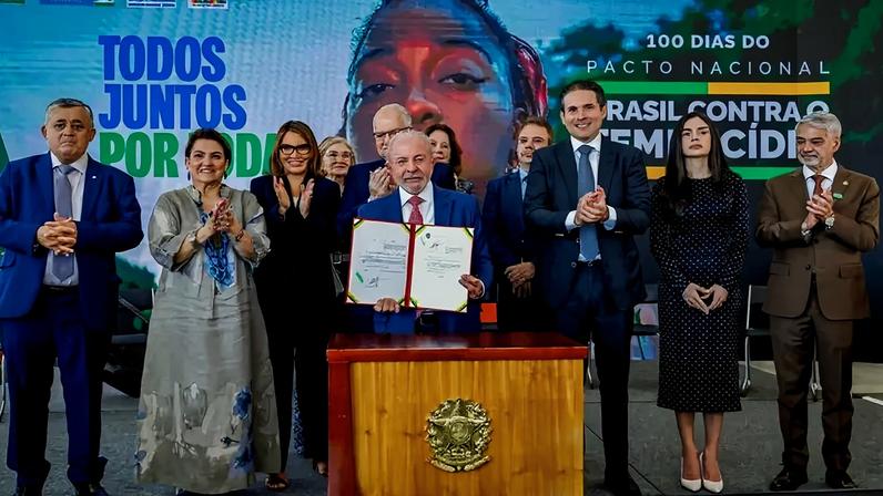 Decretos assinados por Lula consolidam lógica de censura do STF e ameaçam as eleições de 2026. (Foto: Ricardo Stuckert/PR)