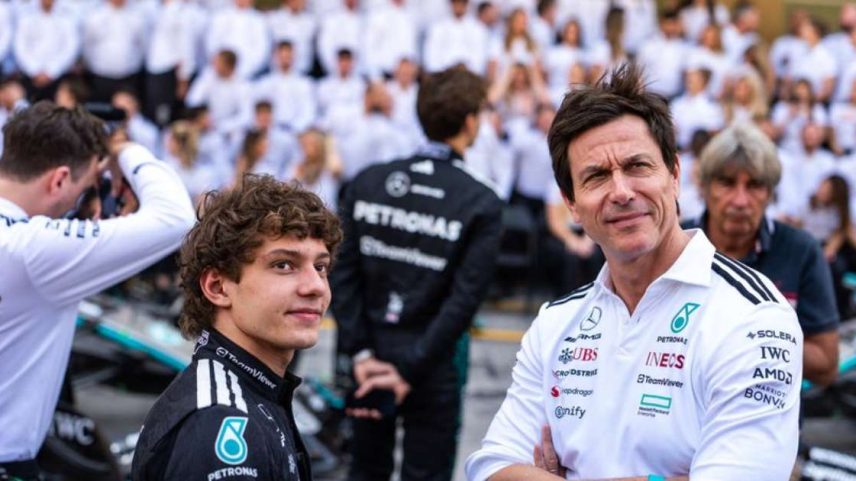 Toto Wolff e Kimi Antonelli em 2025 após fim da temporada